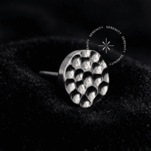 Piercing Titânio Cartilagem com design de topo disco martelado e textura facetada reflexiva prateada, dotado de pino fino para encaixe de pressão push pin, perfeito para atualização de setup na orelha.