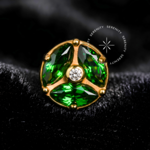 Topo de Piercing Titânio com textura polida dourada, zircônia premium verde imperial sustentada por três garras simétricas, sistema de rosca interna para cartilagem fina e lóbulo