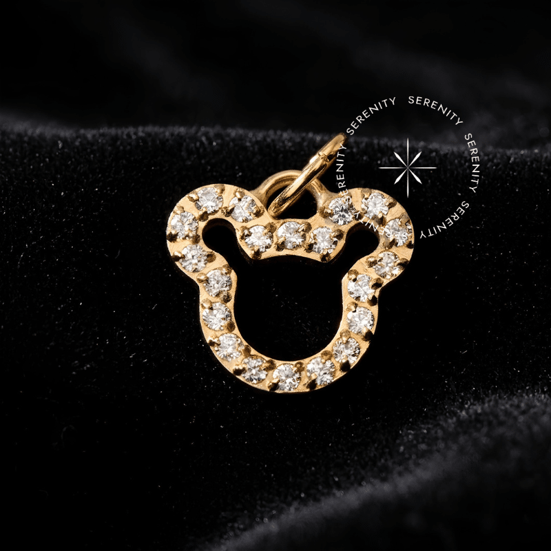 Pingente Mickey Titânio silhueta clássica cravejada com Zircônias Premium Radiantes argola superior lisa para adaptação em argolas de hélix e lóbulo.