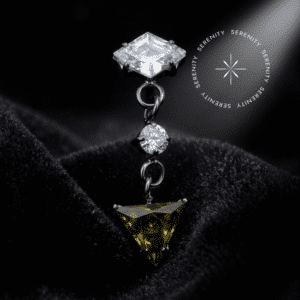 piercing rosca interna titânio com design geométrico em formato de losango verde radiante, topo circular cravejado e delicada corrente de suspensão. Joia com rosca de 0.9mm compatível com hastes de 1.2mm, ideal para sofisticação em perfurações auriculares.