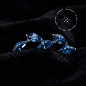 piercing rosca interna titânio com design em cluster curvo, formando um agrupamento de 5 zircônias premium na cor azul oceano com lapidação navete. Pinos em rosca de 0.9mm perfeitamente compatíveis com haste de 1.2mm, ideal para preenchimento de conch e flat auricular.