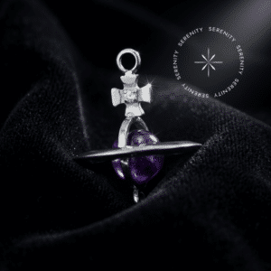 piercing titânio grau implante em design de pingente formato orbe planetário com anel orbital cravado. Apresenta zircônia premium esférica central nas tonalidades verde esmeraldina ou violeta imperial. Elo de suspensão de metal liso para acoplamento dinâmico e seguro em argolas e hastes labret de perfurações corporais.Título: piercing-titanio-grau-implante-orbe-planetario-tn1958