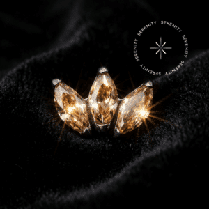 Piercing Titânio Grau Implante topo com três zircônias navetes em tom champanhe imperial pino de rosca para labret cartilagem da orelha.