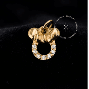 Pingente Minnie Titânio cravejado com Zircônias Premium, acabamento polido reluzente em ouro, argola superior de encaixe liso, ideal para adaptação e movimento em setups de orelha no lóbulo e hélix.