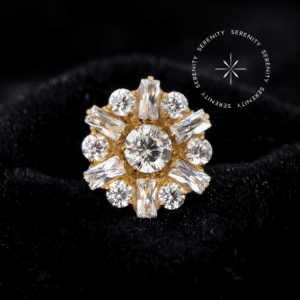 Piercing Titânio Dourado topo em formato de margarida de luxo, cravejado ao centro com Zircônia Premium Radiante redonda e contornado por pétalas em Zircônia Premium Translúcida com lapidação baguete retilínea, pino com sistema de rosca interna altamente seguro em Titânio Grau Implante ASTM F136 com acabamento dourado em ouro 18k, ideal para curadorias de alto padrão em helix, tragus, flat, lóbulo e conch.