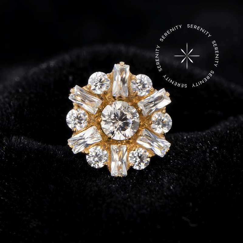 Piercing Titânio Dourado topo em formato de margarida de luxo, cravejado ao centro com Zircônia Premium Radiante redonda e contornado por pétalas em Zircônia Premium Translúcida com lapidação baguete retilínea, pino com sistema de rosca interna altamente seguro em Titânio Grau Implante ASTM F136 com acabamento dourado em ouro 18k, ideal para curadorias de alto padrão em helix, tragus, flat, lóbulo e conch.