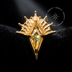 Piercing Titânio Dourado topo em formato de losango escultural lux de 8.2 mm por 6.5 mm, cravejado ao centro com Zircônia Premium Imperial na cor amarelo solar e adornado com raios estelares facetados em alto relevo, pino de rosca interna 0.9 mm altamente seguro em Titânio Grau Implante ASTM F136 com acabamento ouro 18k por tecnologia PVD, ideal para curadorias de alto padrão em helix, flat, tragus e conch.