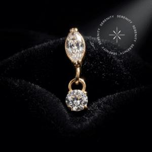 Piercing Titânio Dourado topo em formato navete marquise vertical de 4.5 mm por 2.2 mm com pingente móvel inferior de 2.0 mm, cravejado em Zircônia Premium Radiante translúcida de altíssimo brilho, pino com sistema de rosca interna 0.9 mm altamente seguro em Titânio Grau Implante ASTM F136 com acabamento ouro 18k por tecnologia PVD, ideal para curadorias de alto padrão em helix, tragus, flat, lóbulo e conch.