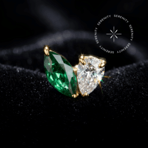 Piercing cartilagem ouro 18k com cravação de Zircônia Premium em formato gota verde imperial e navete translúcida, mecanismo de fixação por rosca interna, da exclusiva marca Serenity.