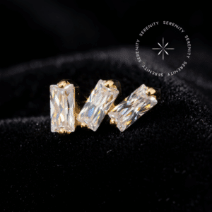 Piercing cartilagem ouro 18k em formato cluster curvo com três Zircônias Premium Translúcidas de lapidação baguete cravadas linearmente, mecanismo de rosca interna, da exclusiva marca Serenity.