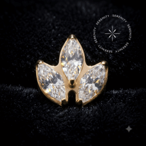 Piercing cartilagem ouro 18k em formato de três navetes cravados com Zircônias Premium Translúcidas, mecanismo de fixação por rosca interna, repousando de forma imponente, da exclusiva marca Serenity.