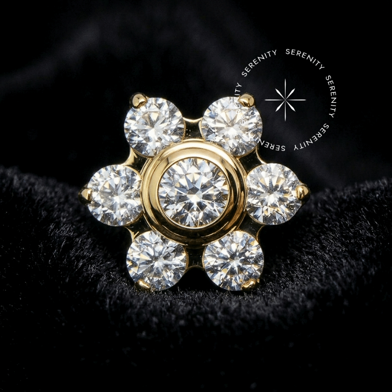 Topo Piercing Titânio Dourado com design floral luxuoso e textura altamente polida, apresentando encaixe de rosca interna preciso de 0.9mm, ideal para curadorias anatômicas de alto nível em cartilagem e labret.