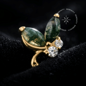 Piercing cartilagem ouro 18k em formato de borboleta com asas de Ágata Sintética Musgosa e Zircônias Premium, mecanismo de fixação por rosca interna, da exclusiva marca Serenity.