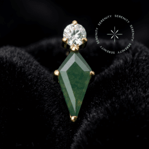 Piercing cartilagem ouro 18k em formato geométrico com gema inferior de Ágata Sintética Musgosa em lapidação losango e gema superior de Zircônia Premium Translúcida, com mecanismo de rosca interna, da exclusiva marca Serenity.