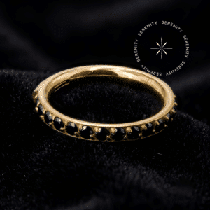 TN2335 - ARGOLA CLICKER SEGMENTADA CRAVEJADA CZ BLACK - TITÂNIO REVESTIDO DE OURO 18K