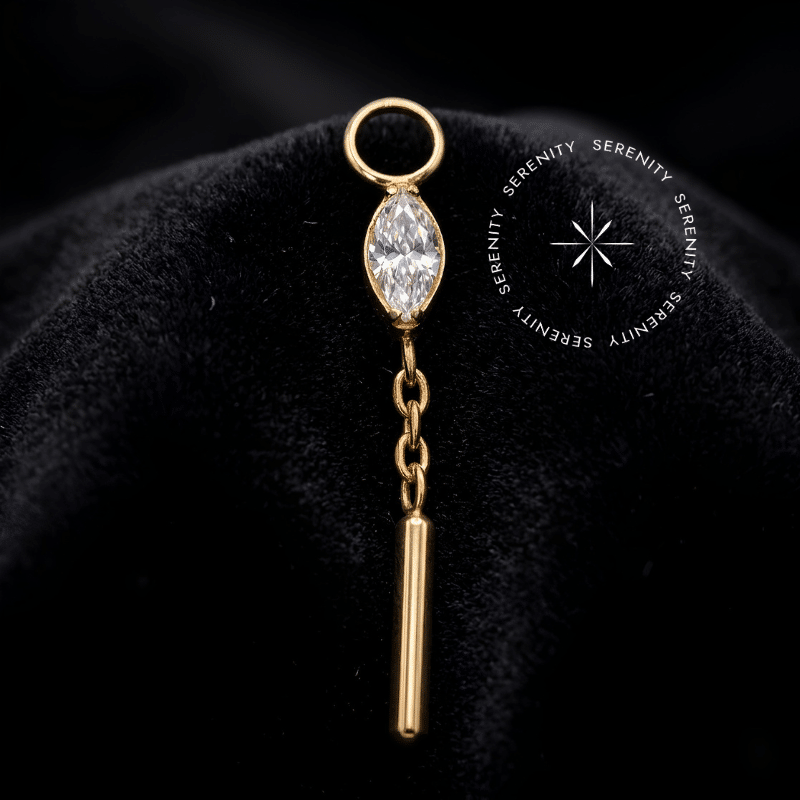 Pingente titânio dourado modelo navete de 5mm com barra pendente de 11mm em titânio grau implante ASTM F136 revestido em ouro 18k PVD com zircônia premium radiante em lapidação marquise, argola contínua superior para conexão em brincos e piercings de lóbulo, tragus ou hélix.
