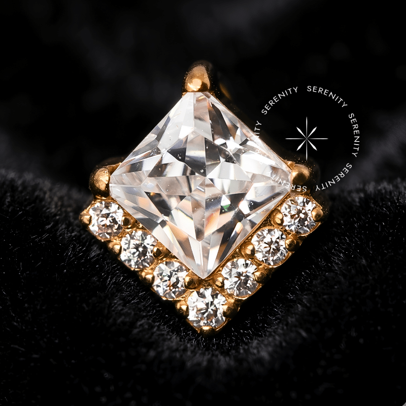 Piercing titânio dourado formato losango com zircônia premium central e 8 micro zircônias cravadas ao redor, pino rosca interna 0.9mm, ideal para tragus e flat.