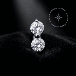piercing rosca interna titânio em formato micro vertical cravado com duas pedras delicadas de Zircônia Premium Translúcido Majestic, pino de rosca de 0.9mm projetado para encaixe seguro em hastes de 1.2mm, forjado em titânio polido de grau médico repousando brilhantemente sobre uma superfície suave, ideal para perfurações em tragus e hélix.