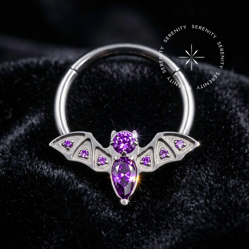 Piercing Septo Titânio com majestoso design frontal em formato de morcego, adornado com uma gota de Zircônia Premium brilhante, fecho clicker de precisão, ideal para perfurações de Daith e Septo.