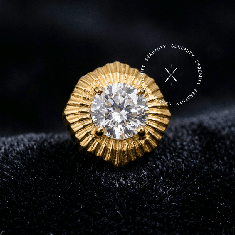 Piercing titânio dourado topo formato imperial com gema central lapidada a laser e borda com textura refinada, apresentando encaixe de rosca interna preciso de 0.9mm, ideal para composições anatômicas de luxo em hélix ou lóbulo.