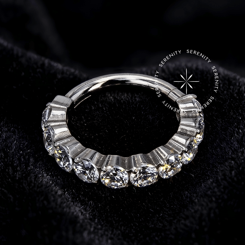 Piercing Helix Titânio modelo argola com cravação lateral de Zircônias Premium cor Cristal Radiante fecho clicker articulado ideal para hélix e conch.