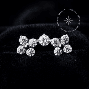 Piercing Titânio Grau Implante topo mini cluster com arranjo trinitys nas laterais e pedra central volumosa zircônia premium translúcida pino de rosca para haste labret cartilagem.