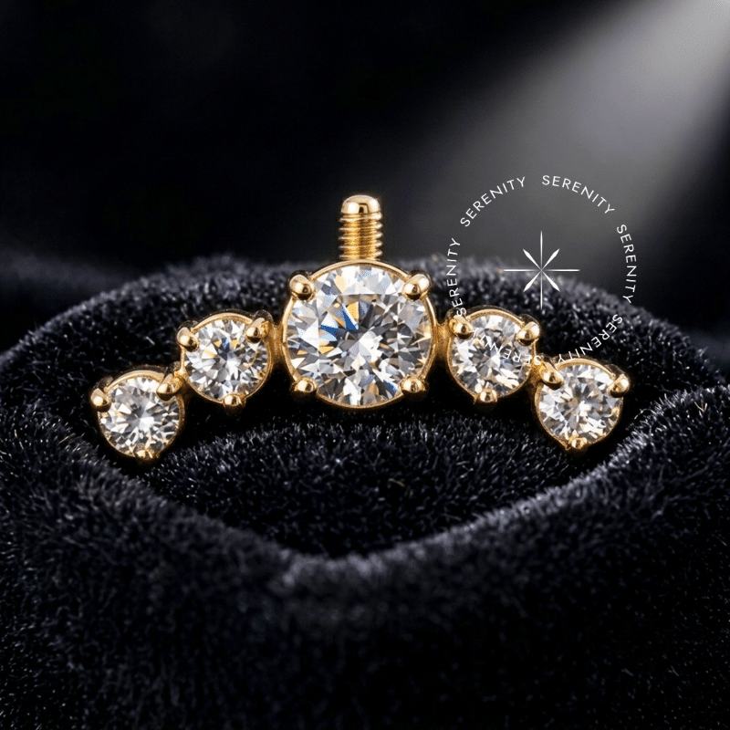 Piercing titânio dourado topo cluster formato cascata com cinco Zircônias Premium em tamanhos graduais, exibindo metal altamente polido e sistema de rosca interna de 0.9mm, ideal para aplicações em vertical helix ou flat.