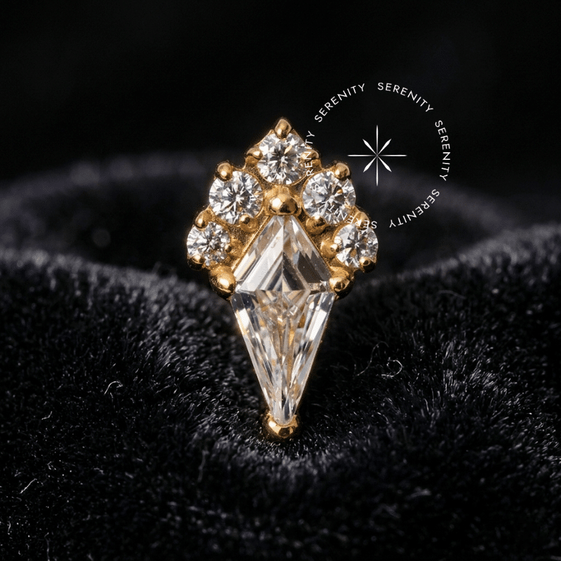Piercing titânio dourado topo design indiano tipo candelabro cravejado com múltiplas Zircônias Premium, apresentando sistema de encaixe em rosca interna de 0.9mm, ideal para composições exuberantes no flat ou conch.