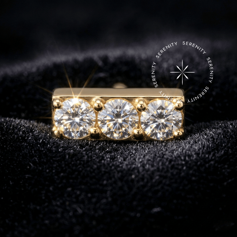 piercing titânio dourado topo formato barra retangular simétrica (5.0mm), finamente cravada com três Zircônias Premium Radiantes alinhadas, apresentando sistema de segurança por rosca interna de 0.9mm, ideal para aplicação geométrica e elegante no flat ou hélix.
