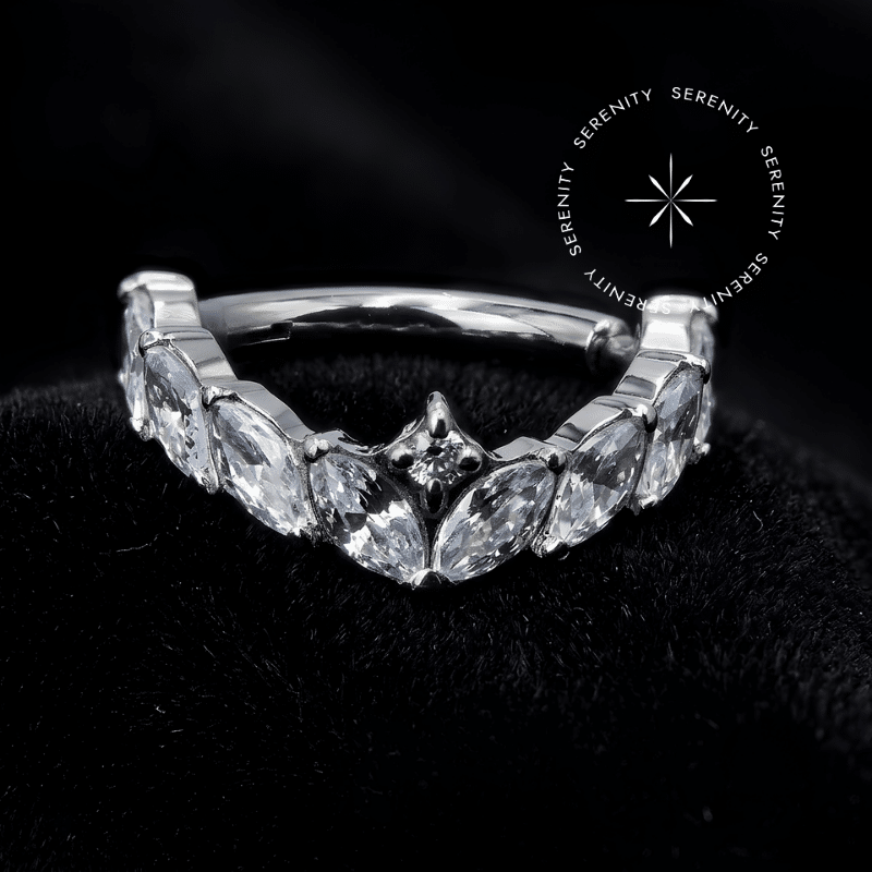 Piercing Clicker Titânio argola com cravação frontal em formato de coroa e pedrarias brilhantes de fecho articulado para perfurações de septo e daith.