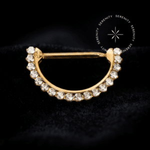 Piercing Mamilo Titânio com design de meia-lua cravejado e textura lisa espelhada refletindo a luz, possuindo pino de encaixe clicker atraumático, ideal para perfurações sofisticadas de mamilo.