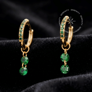 argola clicker titânio dourado com pingente duplo articulado cravejado de Zircônias Premium Verde Esmeraldina de fecho lateral para uso no lóbulo e hélix.
