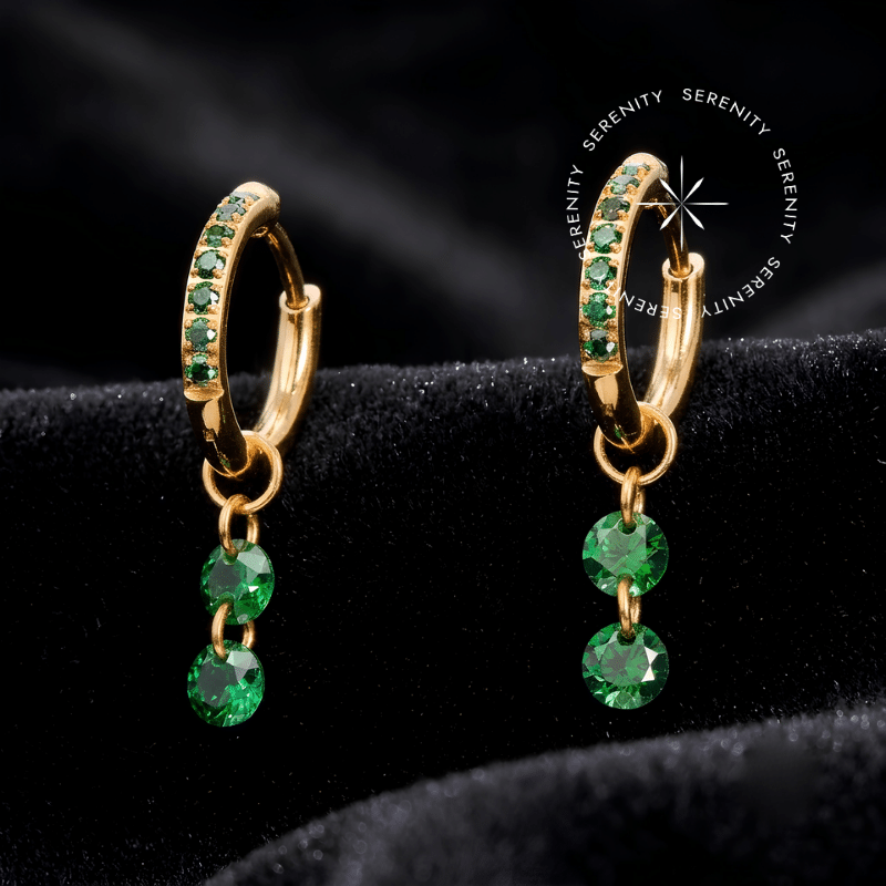 argola clicker titânio dourado com pingente duplo articulado cravejado de Zircônias Premium Verde Esmeraldina de fecho lateral para uso no lóbulo e hélix.