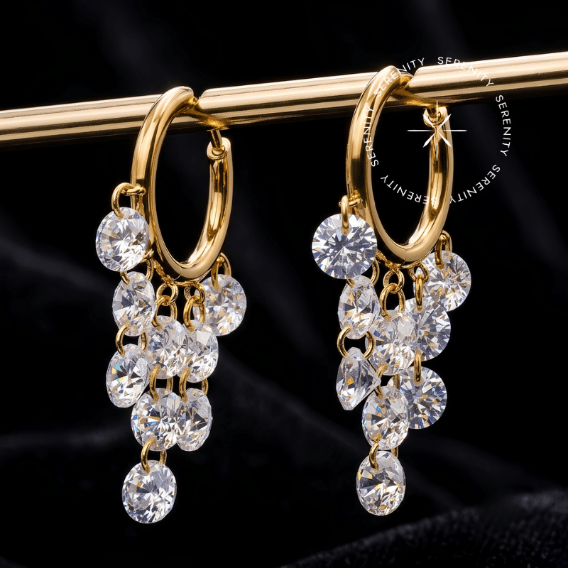 Argola clicker titânio dourado adornada com nove pingentes detalhados de zircônia premium translúcida majestic fechamento articulado liso ideal para lóbulo.