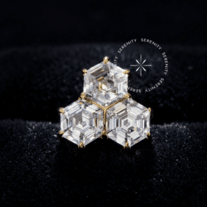Piercing Titânio Dourado com top em formato de colmeia cravado com três zircônias translúcidas facetadas, pino inferior rosqueável de 0.9 mm compatível com labrets, design geométrico volumoso ideal para conch, flat e lóbulo.