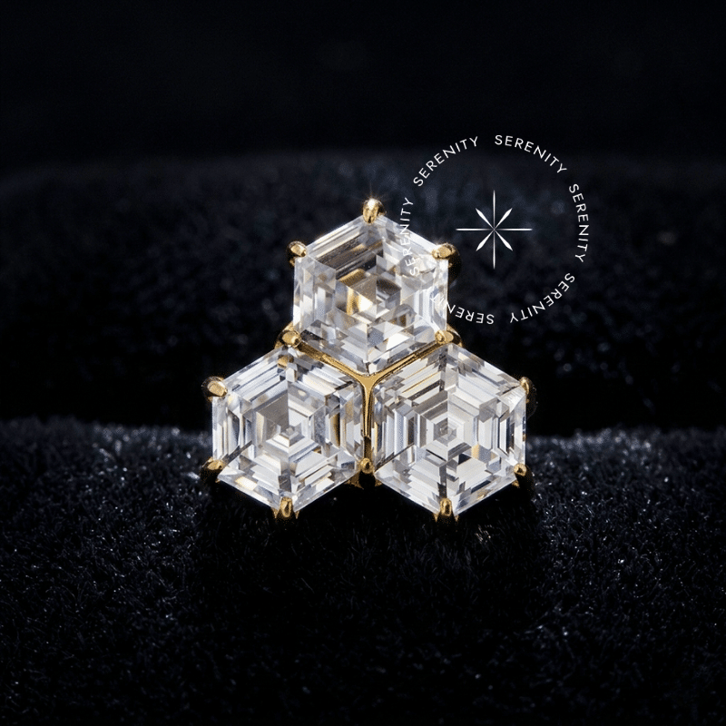 Piercing Titânio Dourado com top em formato de colmeia cravado com três zircônias translúcidas facetadas, pino inferior rosqueável de 0.9 mm compatível com labrets, design geométrico volumoso ideal para conch, flat e lóbulo.