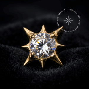 Topo Cravejado Estrela Super Nova em titânio revestido de ouro 18k exibindo pontas polidas radiantes e uma cintilante zircônia translúcida no centro.