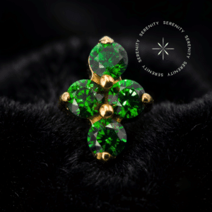 Topo Cravejado Mini Clover Verde em titânio revestido de ouro 18k com quatro zircônias verdes lapidadas em formato de trevo.