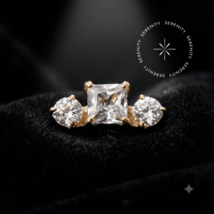 piercing titânio dourado em formato topo cluster detalhando uma zircônia premium quadrada central abraçada por zircônias redondas, pino de rosca interna delicado, forjado em titânio revestido com ouro 18k PVD de alto brilho para perfurações em cartilagens exigentes.