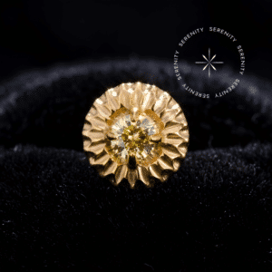 Piercing Titânio Dourado topo em formato girassol de 4.7 mm de diâmetro com pétalas texturizadas em alto relevo, cravejado ao centro com Zircônia Premium Imperial na cor amarelo solar, pino de rosca interna altamente seguro em Titânio Grau Implante ASTM F136 com acabamento ouro 18k via tecnologia PVD, ideal para curadorias de alto padrão em helix, tragus, flat e lóbulo.
