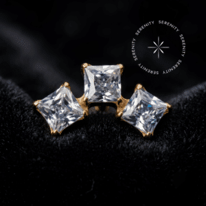 Topo Cluster 3 Zircônias Quadradas Titânio Revestido de Ouro 18k cravejado com três Zircônias Premium translúcidas de lapidação princess, fixação por rosca, da exclusiva marca Serenity.