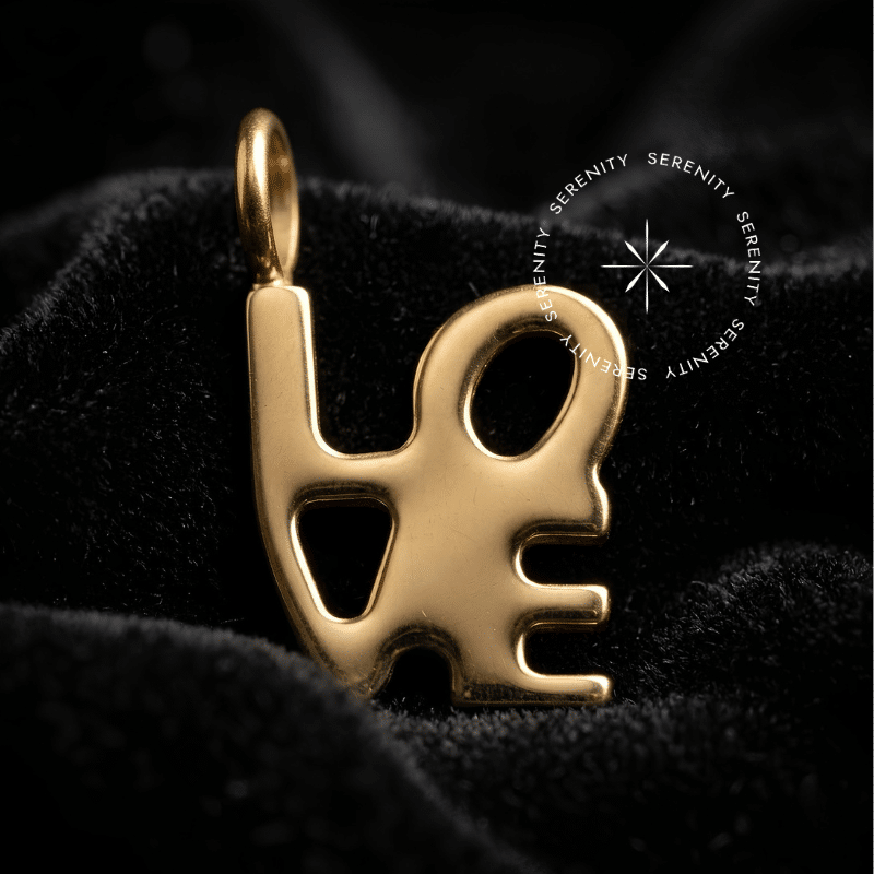 Pingente titânio dourado modelo Love com tipografia estilizada de 7mm x 6mm em titânio grau implante ASTM F136 revestido em ouro 18k PVD, argola de passagem contínua para conexão em brincos e piercings de lóbulo, tragus ou hélix.