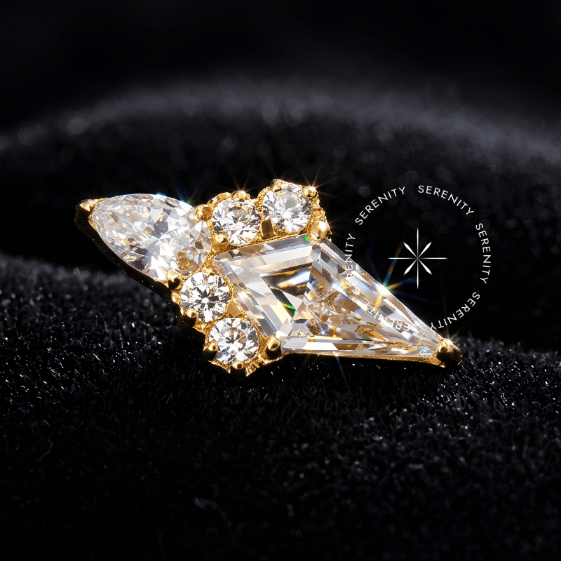 topo piercing titânio dourado com design geométrico de flecha, zircônia premium translúcida com lapidação brilhante, rosca interna de alta precisão, focado em alta joalheria corporal para cartilagem e tragus.