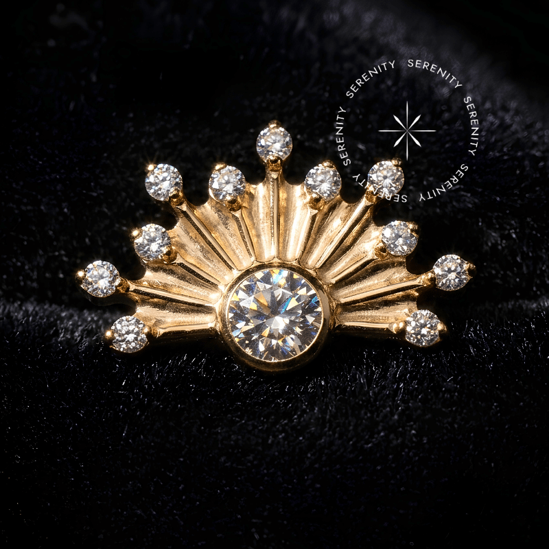 Piercing titânio dourado topo com design cauda de pavão e raias imperiais cravejado por zircônia premium radiante clara central, sistema de encaixe seguro por rosca interna usinado com precisão em titânio grau implante revestido de ouro 18k para conch e flat.