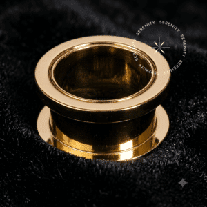 Alargador Titânio Dourado de 20mm com superfície perfeitamente lisa e espelhada, apresentando fechamento em rosca externa. A joia exibe um acabamento de luxo e bordas polidas repousando sobre um fundo claro, ideal para lóbulos expandidos com conforto e sofisticação.
