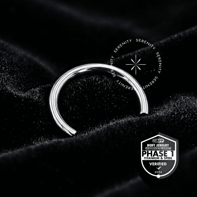 piercing ferradura titânio com design de base estrutural curva em u de perfil circular sem esferas nas extremidades, sistema de encaixe modular por rosca interna de altíssima precisão nas duas pontas, superfície metálica super polida com reflexo glacial, ideal para montagens anatômicas de luxo em perfurações de septo, daith e cartilagens.