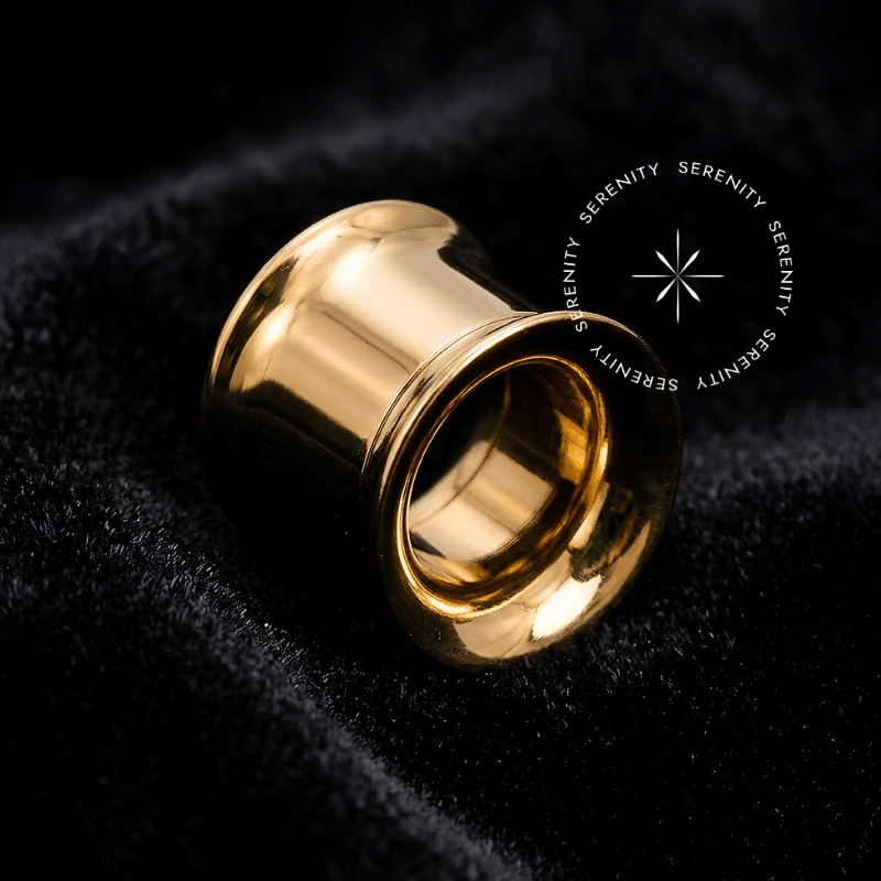 Alargador titânio dourado de 8mm com formato cilíndrico e bordas suavizadas. Design minimalista com acabamento PVD espelhado de luxo e sistema anatômico de rosca interna, ideal para lóbulos expandidos.