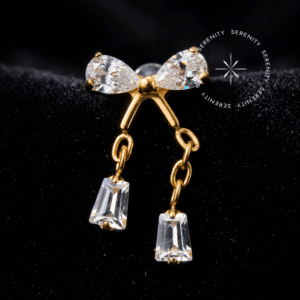 Topo Piercing Titânio Dourado em formato de laço delicado cravejado com pingentes móveis de zircônia, com sistema de encaixe por rosca interna, ideal para perfurações na hélice e lóbulo.