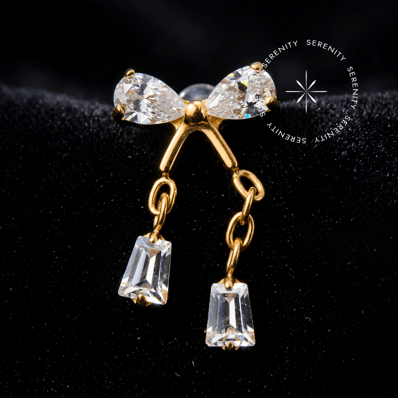 Topo Piercing Titânio Dourado em formato de laço delicado cravejado com pingentes móveis de zircônia, com sistema de encaixe por rosca interna, ideal para perfurações na hélice e lóbulo.