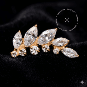 Piercing titânio dourado com design em formato de cluster curvo, cravejado com cinco pedras de zircônia premium em corte navete translúcido, base com encaixe de rosca interna, ideal para perfurações luxuosas na hélice e conch.